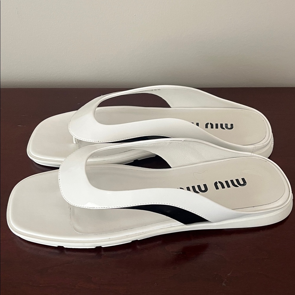 MIU MIU  NWOT AUTHENTIC VERNICE TECH FLAT THONG SANDALS WHITE and BLACK 39.5